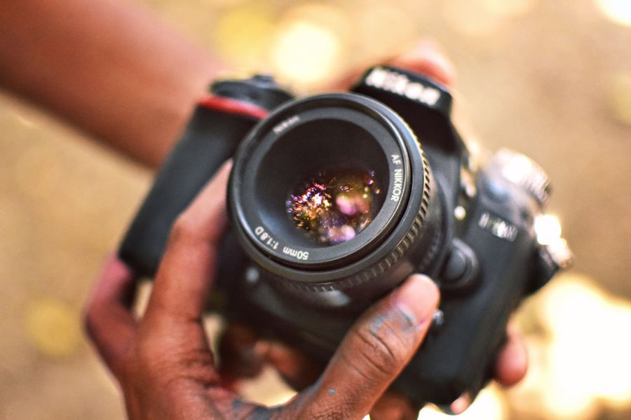Inaayos ng kamay ang macro lens sa isang Nikon camera